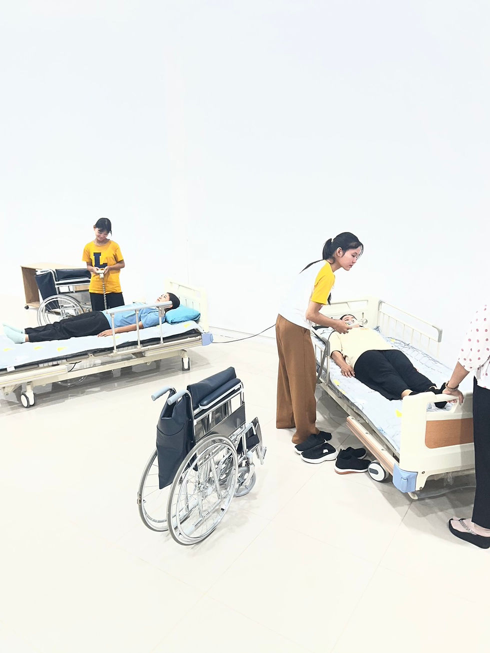 介護ベッドの操作も覚えます