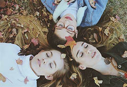 Adolescents allongés dans une forêt