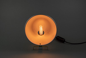 Nachttischlampe die aus einer alten fest verschraubten Leuchte