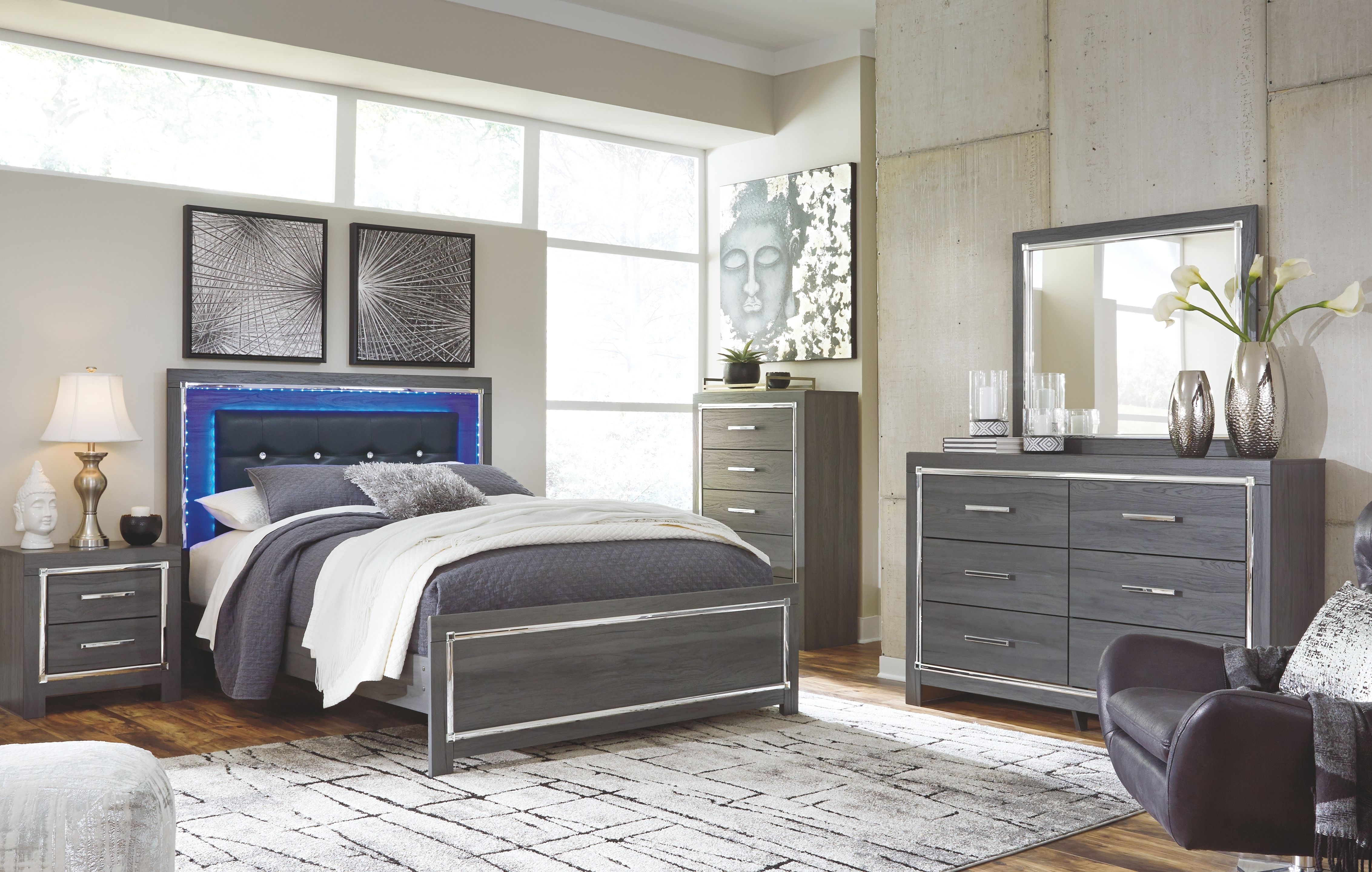 Lodanna - Gray - 8 Pc. - Dresser, Mirror, Chest, Queen Panel Bed, 2 Nightstands