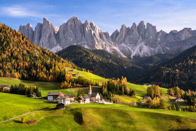 Perfekter Herbstmorgen mit  Panoramablick auf  das herbstliche Villnösstal und die markanten Geislerspitzen in den Dolomiten