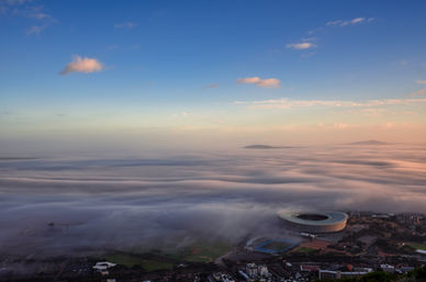 Ausblick auf WM-Stadion und Küste in Kapstadt bei Nebel