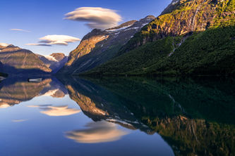 Spektakuläre Fönwolken über dem bekannten See Lovatnet in Norwegen