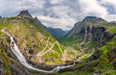 Panorama von der Strasse Trollstigen und Wasserfall in Norwegen