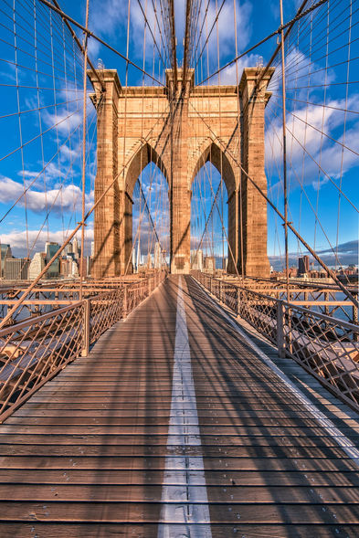 Sonnenaufgang auf der menschenleeren Brooklyn Bridge in NYC