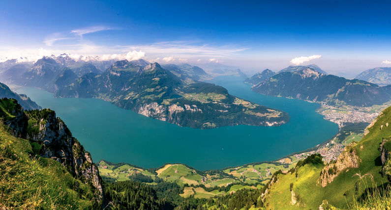 Aussicht von oben auf den Vierwallstätter See an einem Sommermorgen