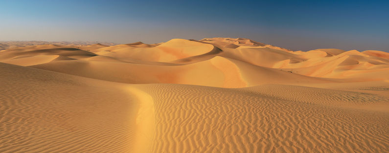 Sanddünen in der Rub al Khali Wüste im Panoramaformat