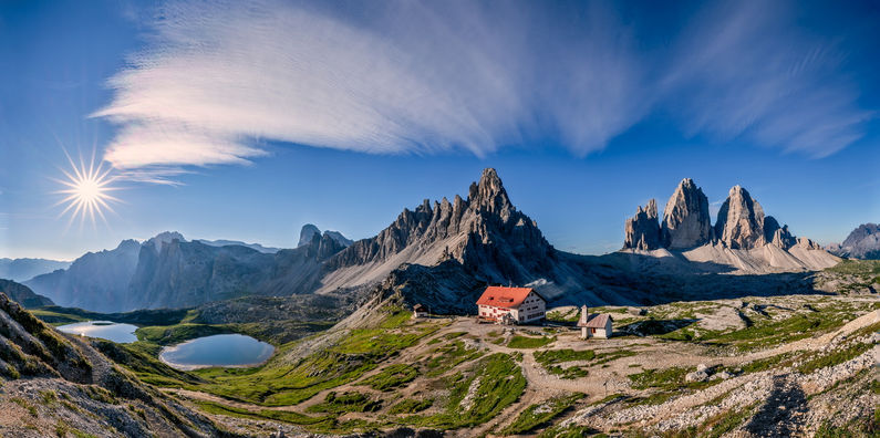 Sonnenaufgang und Dolomitenpanorama mit Blick auf die Drei Zinnen und Paternkofel