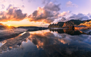Panorama Sonnenuntergang über den Teufelszähnen auf der Insel Senja