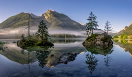 Morgennebel am bekannten Fotospot am Hintersee in Bayern