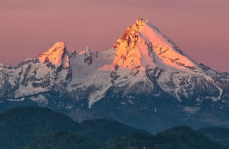Alpenglühen über dem Gipfel des Watzmann in Berchtesgaden