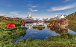 Einsamer Camper am Stellisee mit Matterhorn im Hintergrund