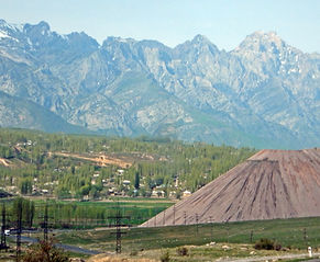 Aidarken town and mine waste piles