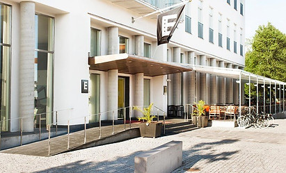 Weekend Padel erbjuder padelresor för padelpar som ett helgpaket på Elite Stadshotellet. Med 3 matcher mot andra par garanterar vi en upplevelse utöver det vanliga.Boka som par så ordnar vi jämna matcher
