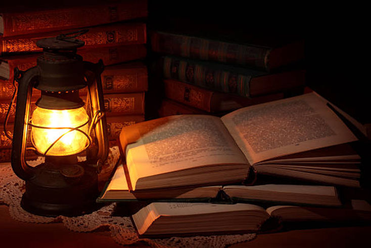 libro y linterna.jpg