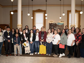 Centenas de pessoas se reúnem no Capitólio para pedir aos legisladores que apoiem as prioridades políticas da comunidade latina para 2026