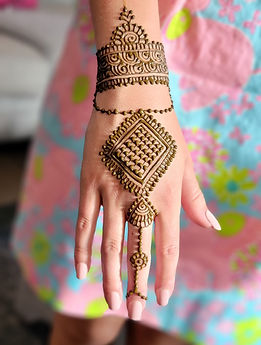 Simple diamon bracele henna design on hands with bracelet-style wrist accents and minimal finger details by Isha’s Henna