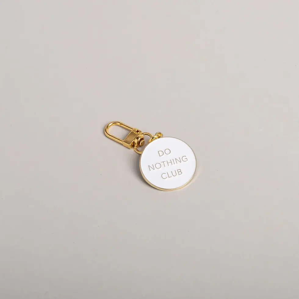Super leichter Schlüsselanhänger "Do Nothing Club" aus Metall und Emaille