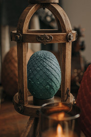 Œuf de dragon bleu, posé  dans une lanterne en bois elle même disposée dans le cabinet de curiosité d'un alchimiste.