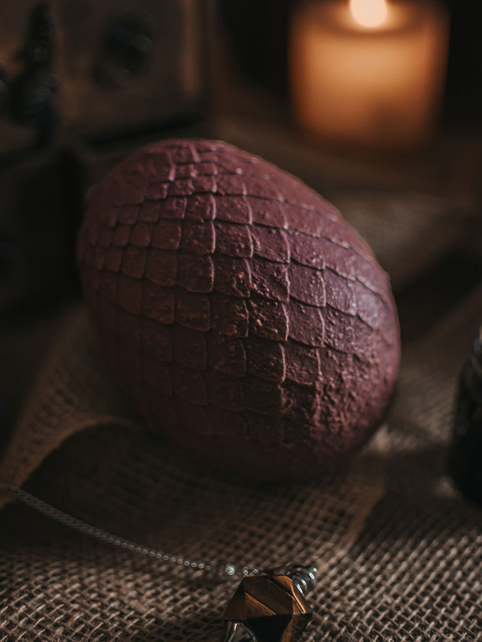 Oeuf de dragon fossilisé bordeaux