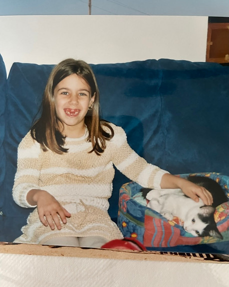 enfant qui s'occupe de son chat