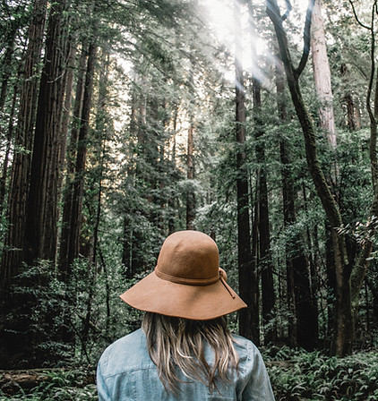 Chica en un bosque