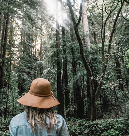 Chica en un bosque