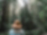 Chica en un bosque