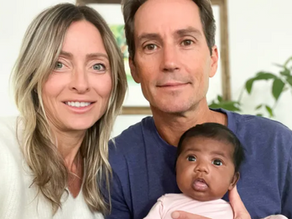 佛罗里达州 IVF 胚胎错植事件中的生物学父母怀抱宝宝拍摄家庭合影，凸显生育诊所安全管理、试管婴儿（IVF）实验室流程规范以及患者权益保护的重要性。该事件引发公众对于胚胎识别系统、质量控制措施、辅助生殖技术安全标准以及准父母家庭建立过程中风险管理的广泛关注，也提醒准父母在选择 IVF 诊所和代孕机构时应重视专业监督、透明流程和完善的患者保障机制。