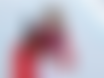 一名年轻女子身披中国国旗,手持滑雪板和多枚奥运奖牌,在冬奥会领奖台上合影。