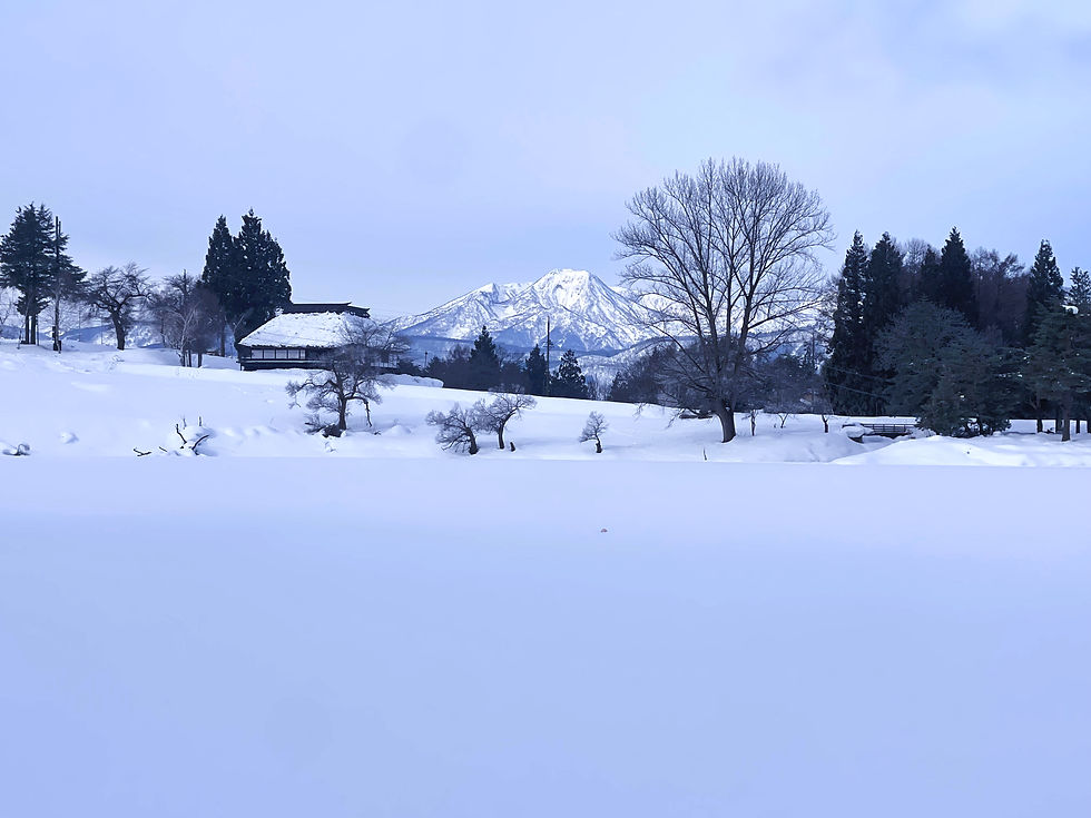 雪化粧した北竜湖と妙高山