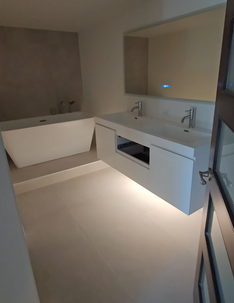 Deux salles de bain après les travaux à Vieux-port