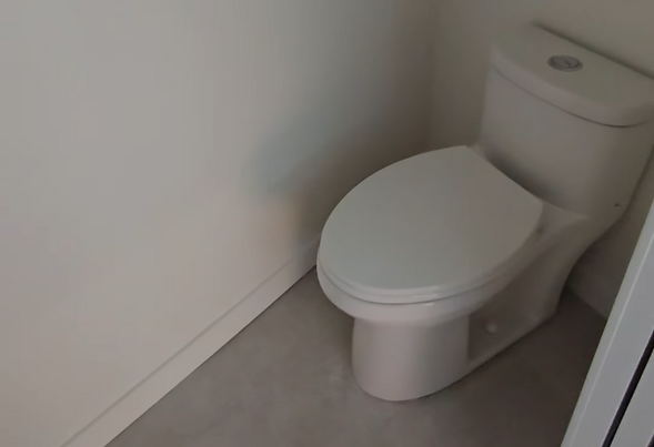 Deux salles de bain après les travaux à Vieux-port