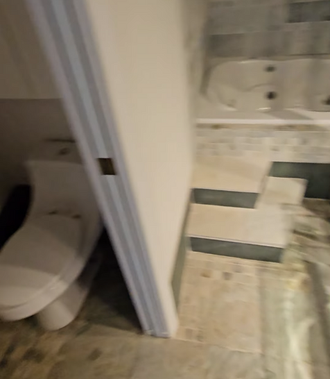 Deux salles de bain avant les travaux à Vieux-port