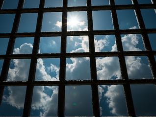 Gitterfester mit Blick auf den Himmel