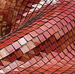 Toit de tuiles rouges torsadé
