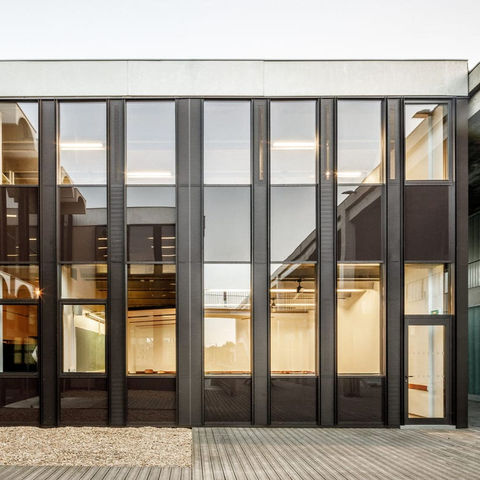 Façade de l'école d'architecture de Montpellier rénovée avec les vitrages SoliBlade