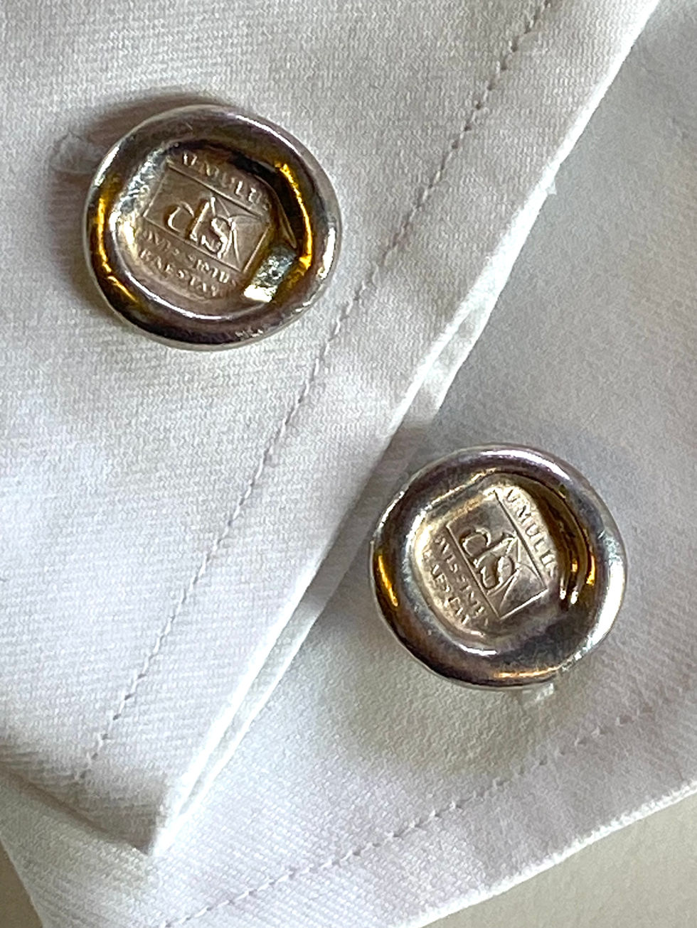 DS Silver cufflinks in the style of seals in sealing wax. Silversmith David Salariya, silver maker,
hand-crafted 925 silver, bespoke silver items, silver artisan, silver workshop.