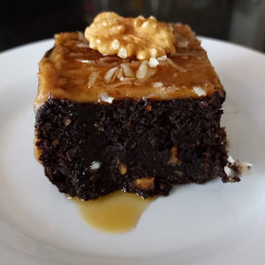 Brownie de algarrobo con sabor a chocolate/Brownie de alfarroba com sabor de chocolate