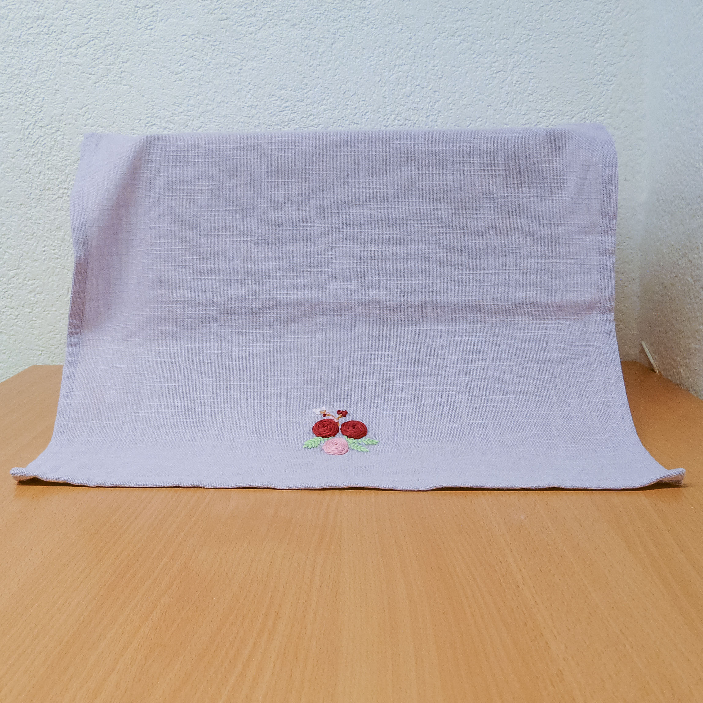 Handbestickter Tischläufer "Rosen"