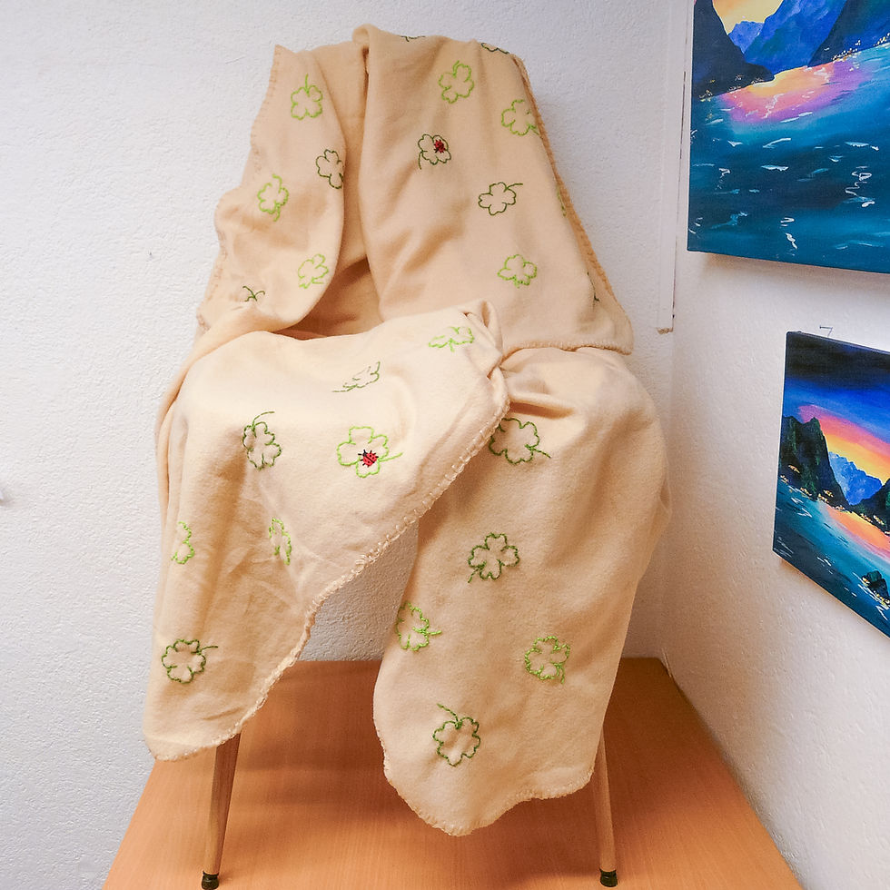 Miniaturbild: Handbestickte Decke "Kleeblätter"