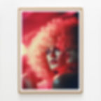 Quadro decorativo em tons de vermelho com mulher maquiada e cabelo volumoso