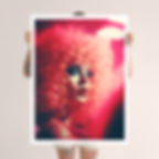 Poster em tons de vermelho com mulher maquiada e cabelo volumoso