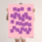 Poster rosa com quadrados roxos formando frase (não é impossível é pouco provável)