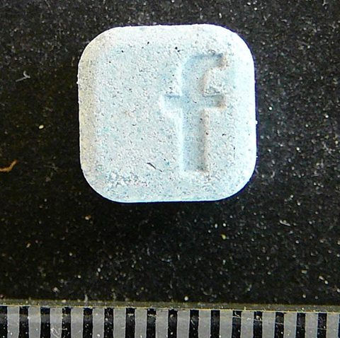 Pastilla conocida como "Facebook" y que contiene ADB-FUBINACA
