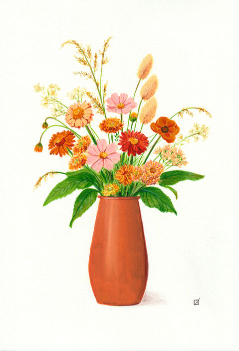 Pintura floral em guache sobre papel, no tamanho 29 por 20,3 cm
Um arranjo floral ocupa o centro da composição, sobre fundo branco. As flores se abrem em leque a partir do vaso. Flores em laranja-vivo e vermelho dominam o centro. Flores menores e mais delicadas em rosa claro intercalam-se entre elas, e espigas aveludadas em bege-rosado erguem-se verticalmente entre as flores. Hastes finas com flores miúdas em branco e amarelo-palha preenchem os espaços, conferindo leveza ao conjunto. Folhas verdes vibrantes, largas e alongadas, distribuem-se entre as flores e transbordam as bordas do vaso. O vaso vertical e arredondado, em tom de terracota, projeta uma sombra suave à sua direita.
O conjunto transmite exuberância e movimento, com camadas sobrepostas de cor quente e textura variada.