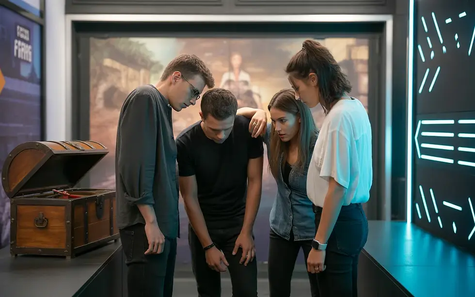 Escape game Marseille Nord : comment choisir son scénario, groupe de jeunes adultes multiculturels dans une salle d’escape game moderne à Marseille Nord, discutant devant un panneau et des décors pirate, science-fiction et enquête pour sélectionner leur aventure, ambiance immersive chaleureuse en format photo-réaliste horizontal 16:9.