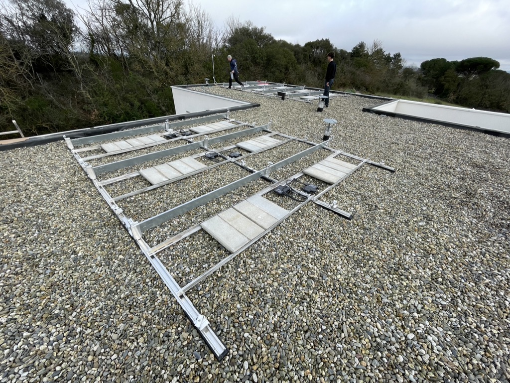 Préparation de la structure pour panneaux solaires à Puycasquier