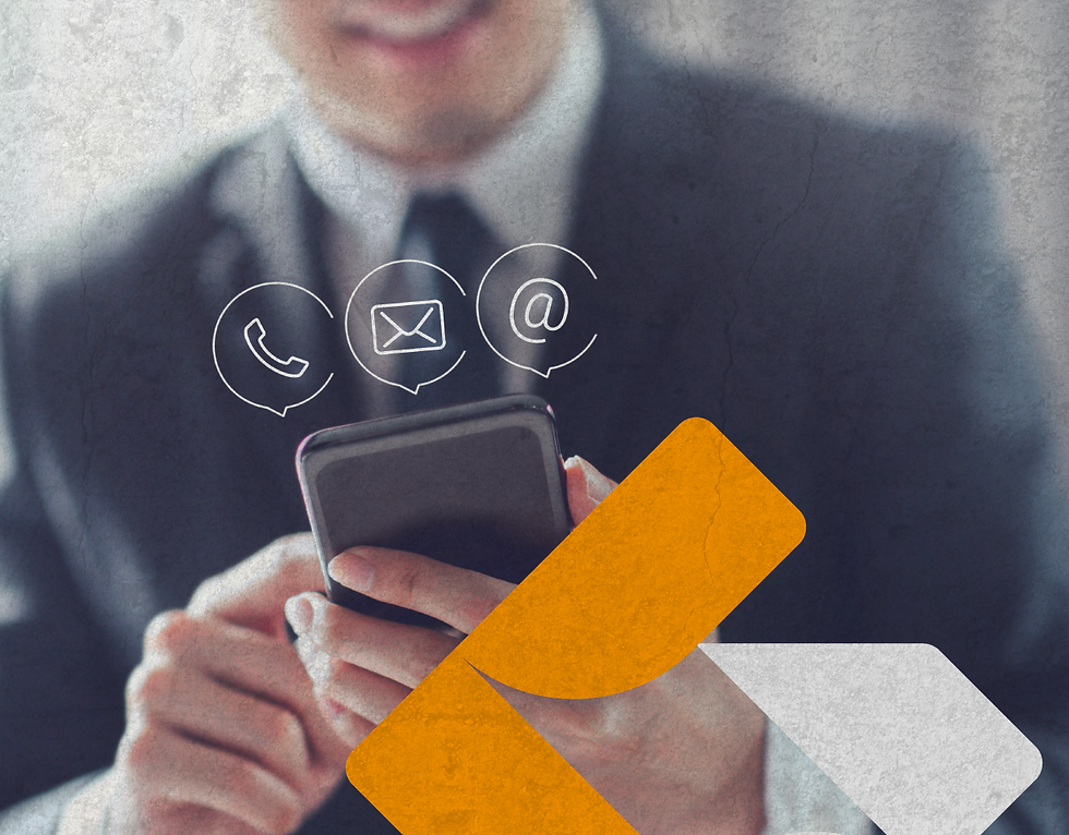 homem mexendo no celular