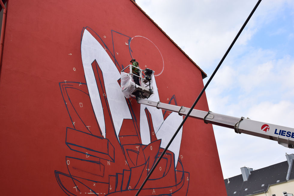 Commissioned Mural, street art, André trafic, commercial graffiti, for hire, wall renovation, dortmund, hafen, painting, orange, yellow, turquese, process